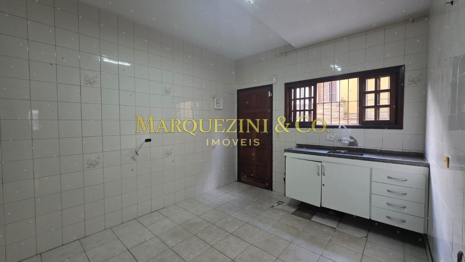 Casa com 3 quartos 2 banheiros e varanda (290 metros).