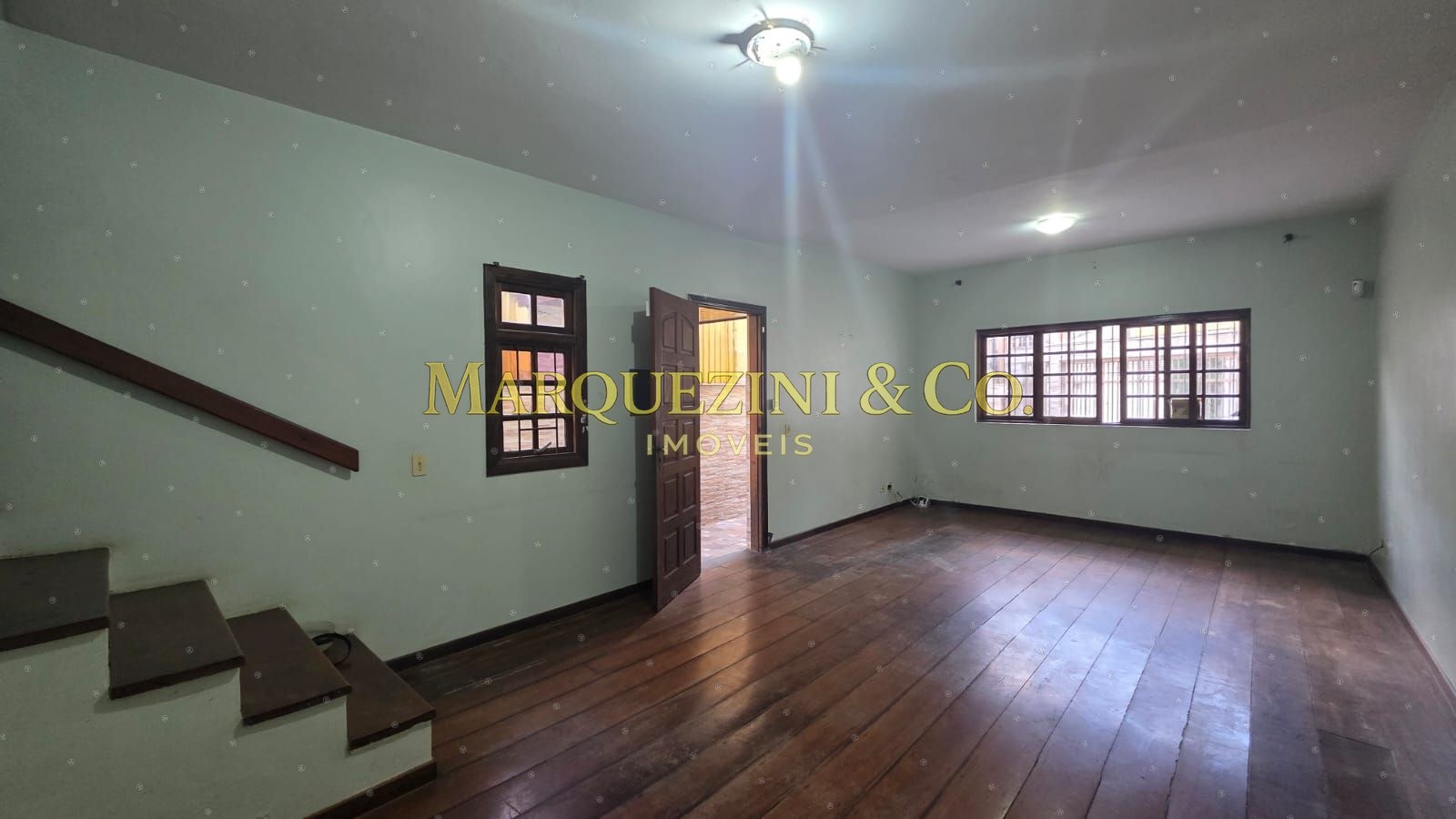 Casa com 3 quartos 2 banheiros e varanda (290 metros).