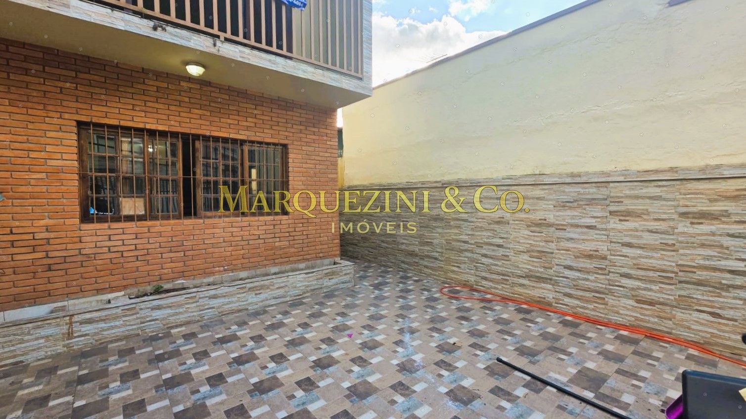 Casa com 3 quartos 2 banheiros e varanda (290 metros).