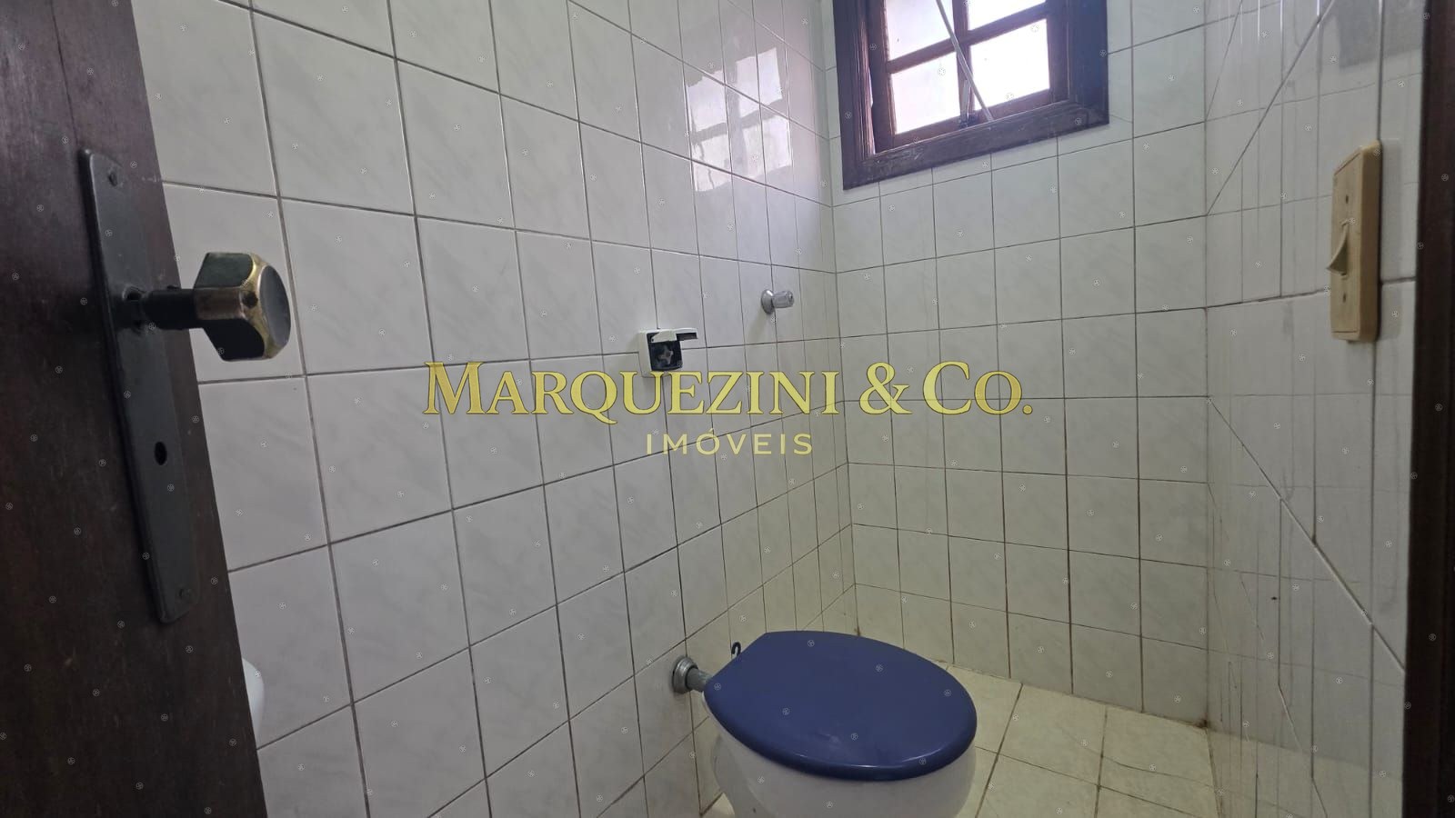 Casa com 3 quartos 2 banheiros e varanda (290 metros).