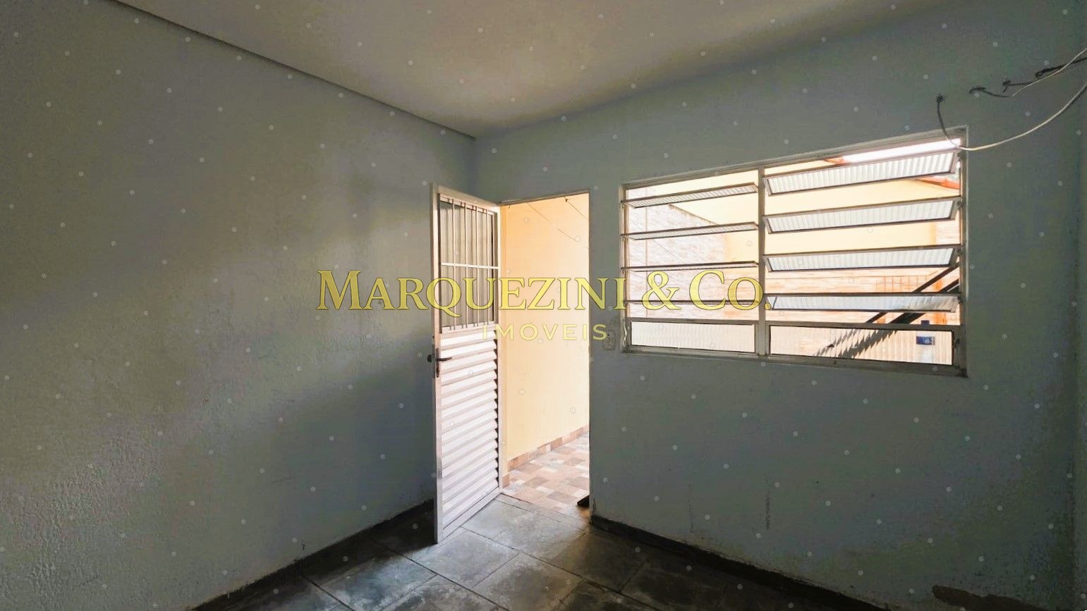 Casa com 3 quartos 2 banheiros e varanda (290 metros).