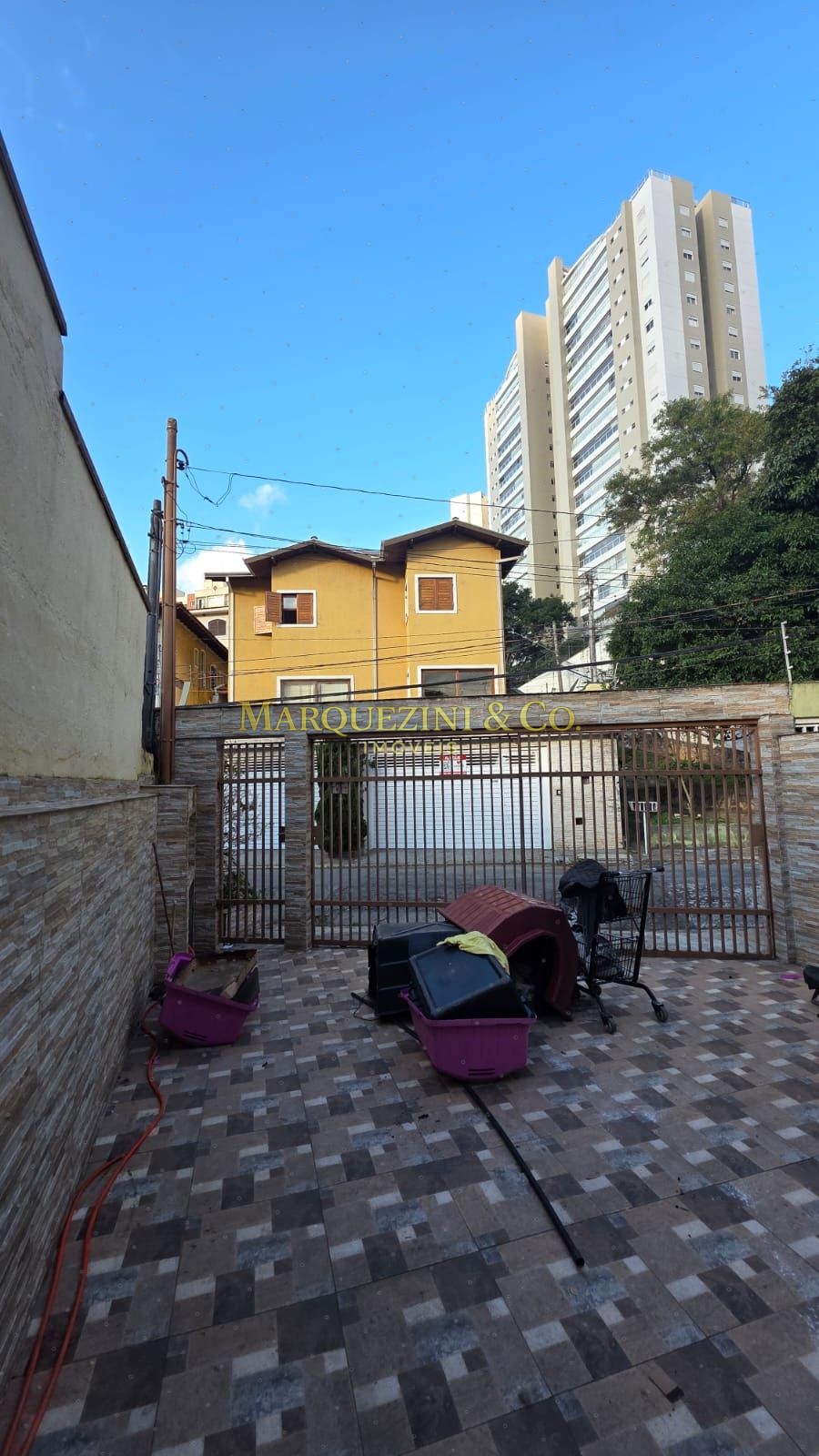 Casa com 3 quartos 2 banheiros e varanda (290 metros).