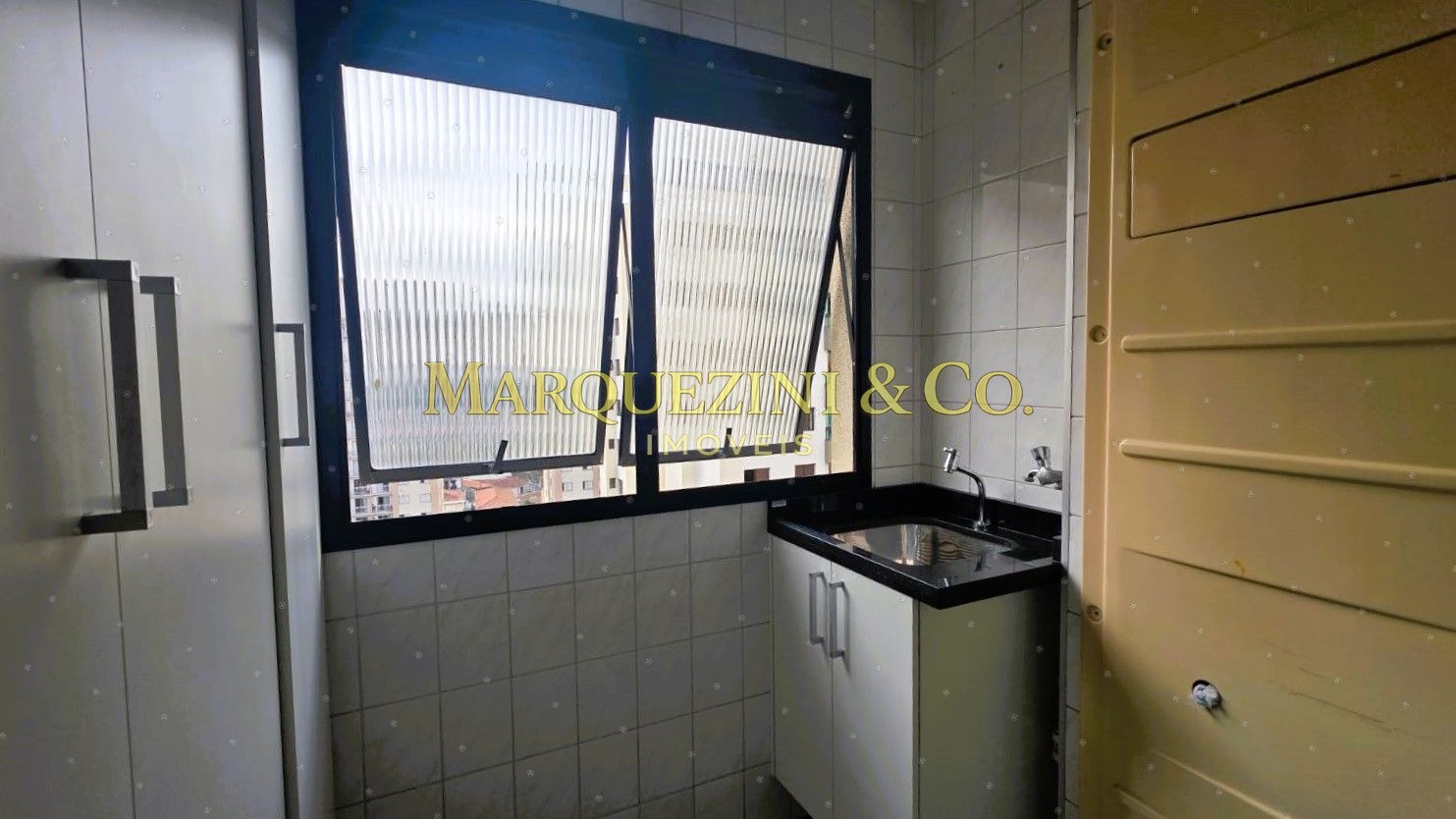Apartamento 56 metros quadrados com 2 dormitórios com vaga coberta.