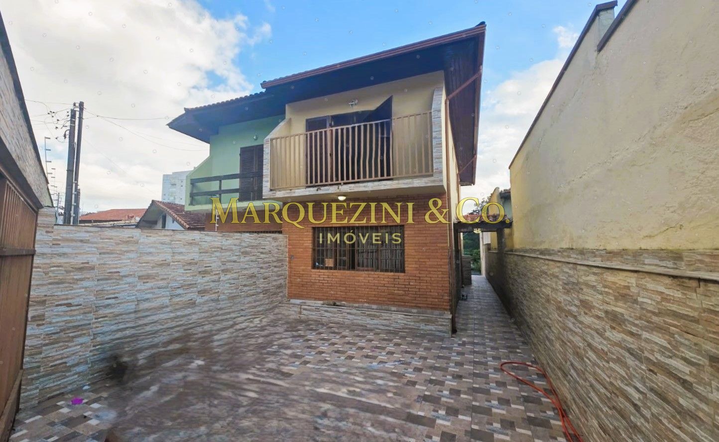 Casa com 3 quartos 2 banheiros e varanda (290 metros).
