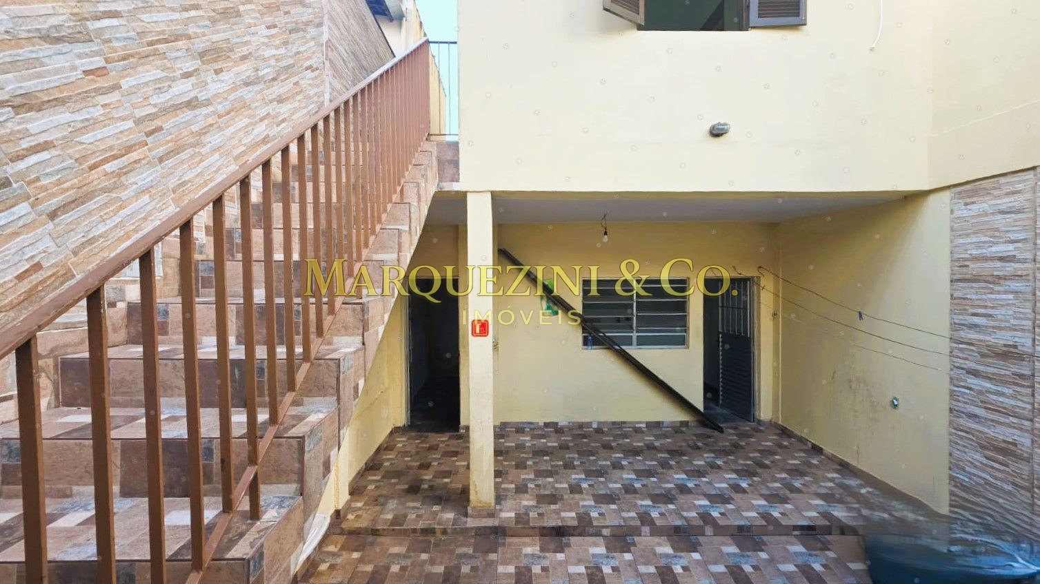Casa com 3 quartos 2 banheiros e varanda (290 metros).