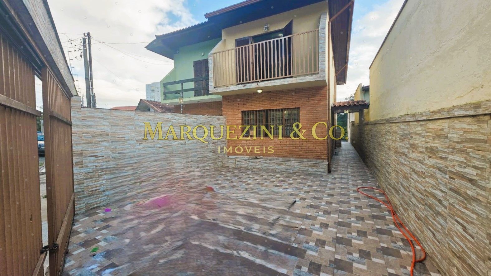 Casa com 3 quartos 2 banheiros e varanda (290 metros).