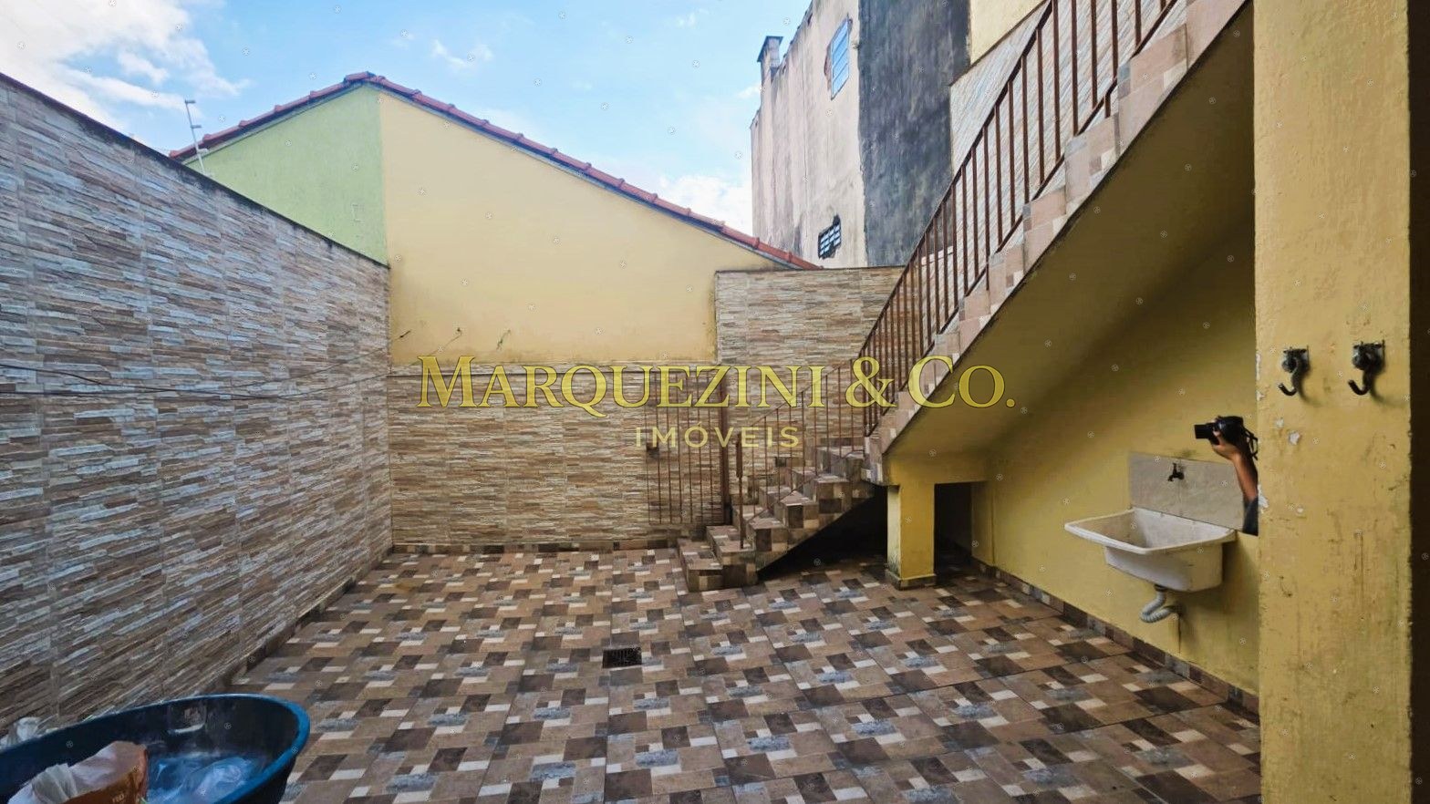 Casa com 3 quartos 2 banheiros e varanda (290 metros).