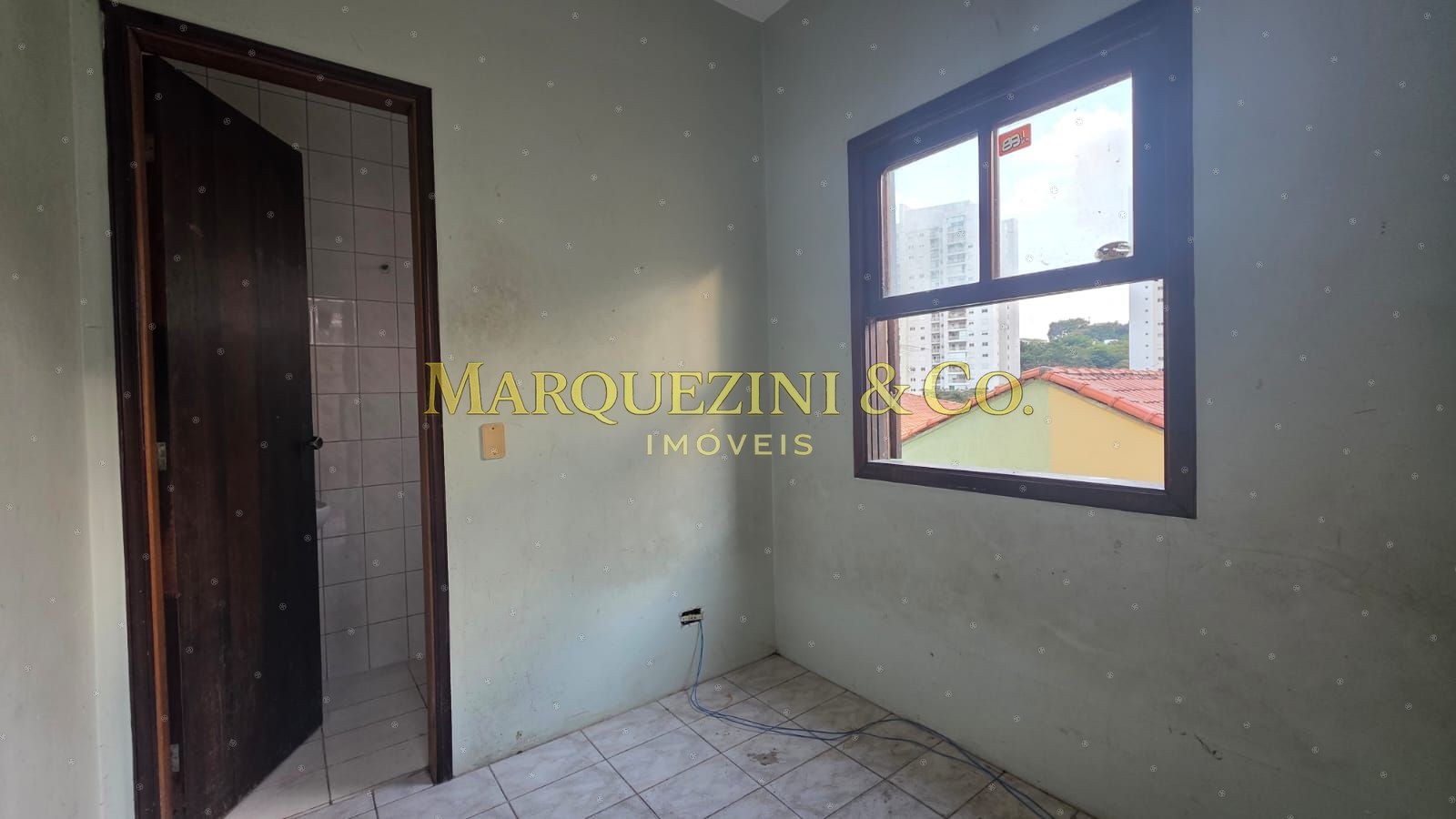 Casa com 3 quartos 2 banheiros e varanda (290 metros).