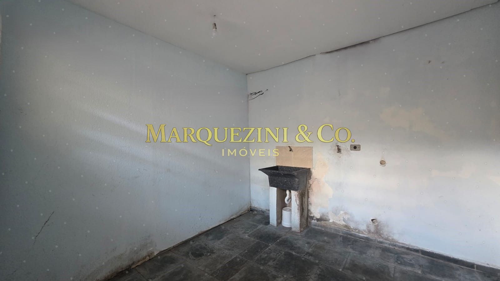 Casa com 3 quartos 2 banheiros e varanda (290 metros).