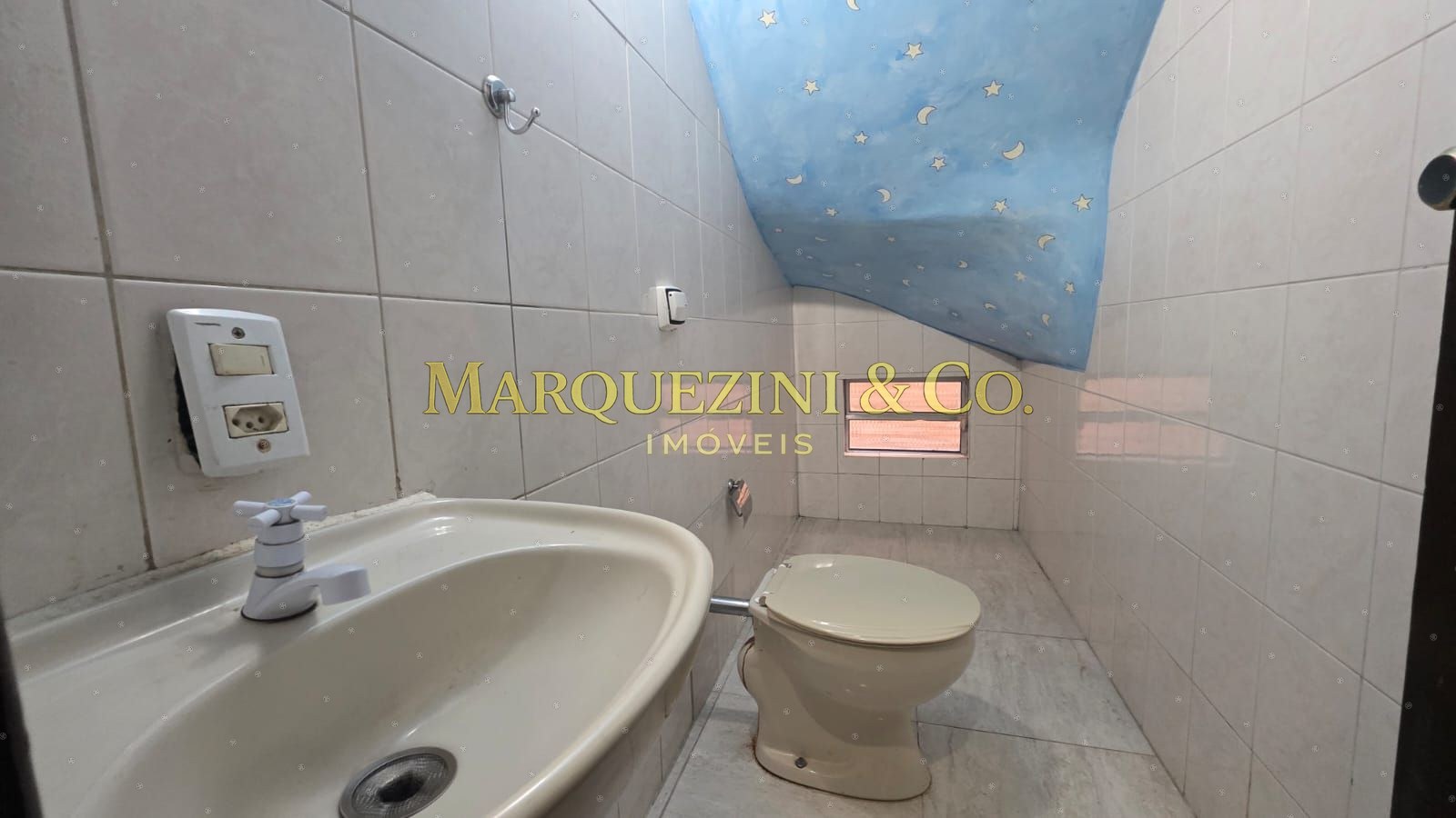 Casa com 3 quartos 2 banheiros e varanda (290 metros).