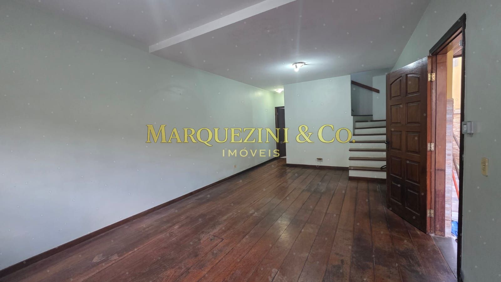 Casa com 3 quartos 2 banheiros e varanda (290 metros).