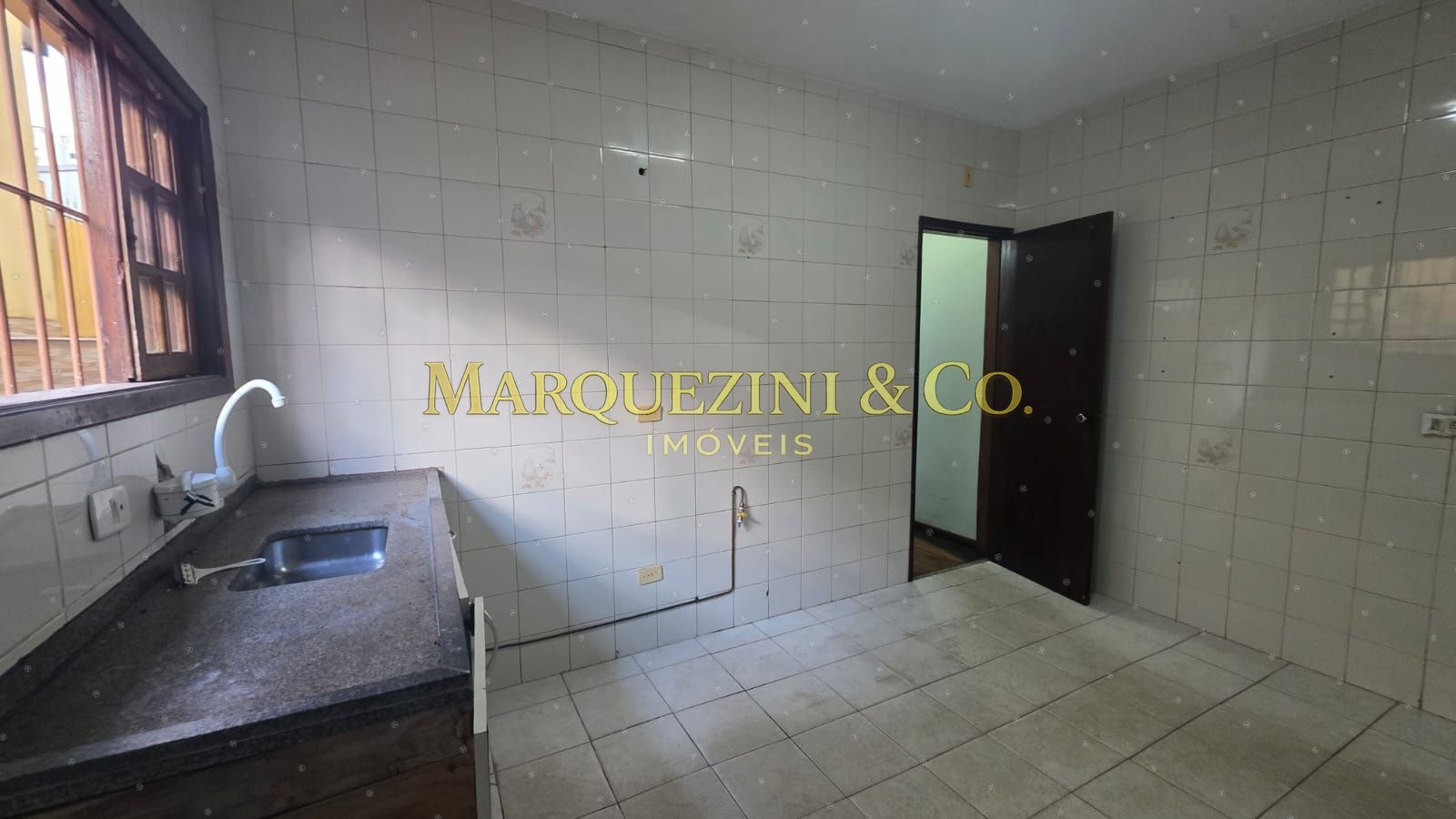 Casa com 3 quartos 2 banheiros e varanda (290 metros).