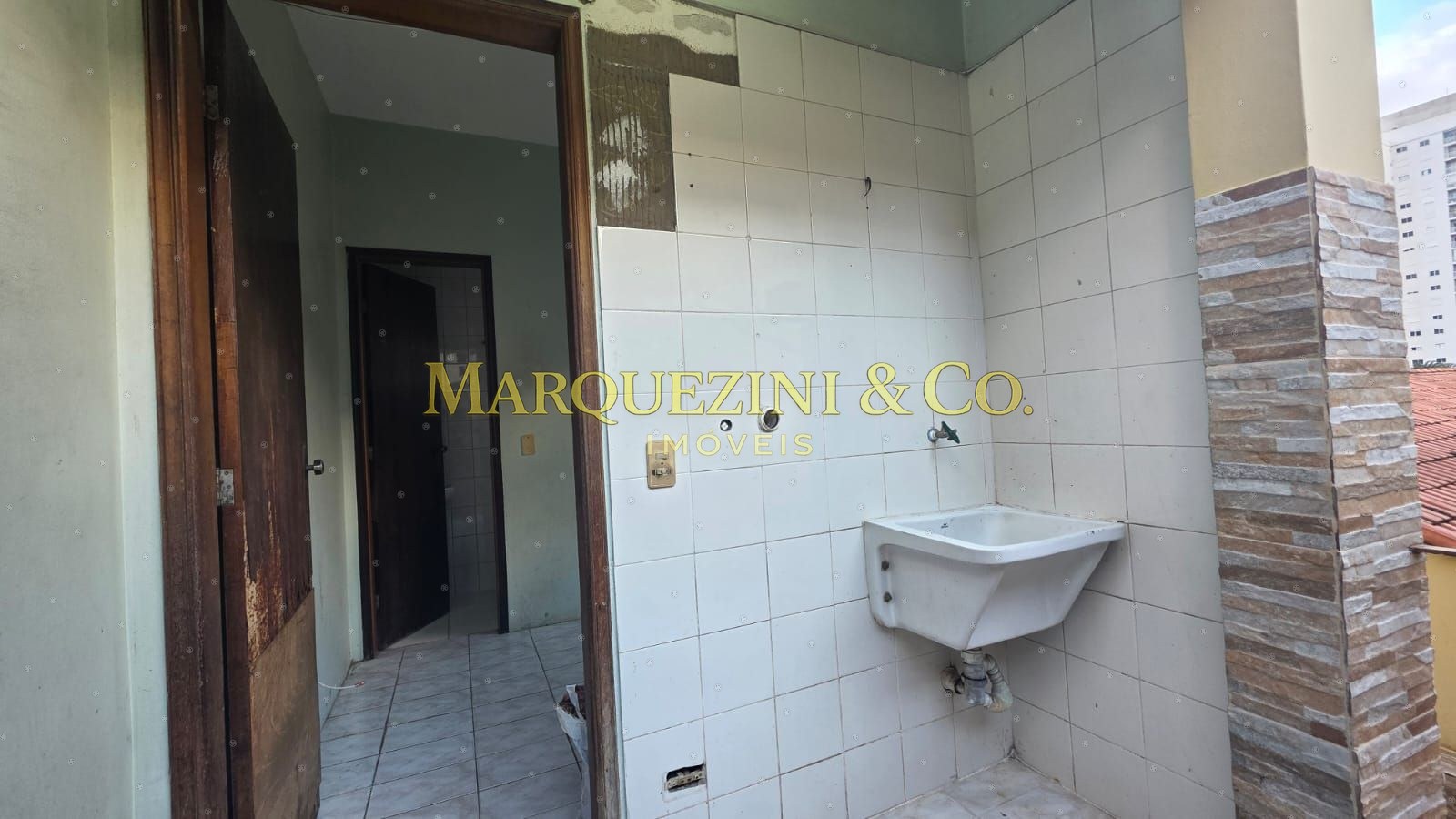 Casa com 3 quartos 2 banheiros e varanda (290 metros).